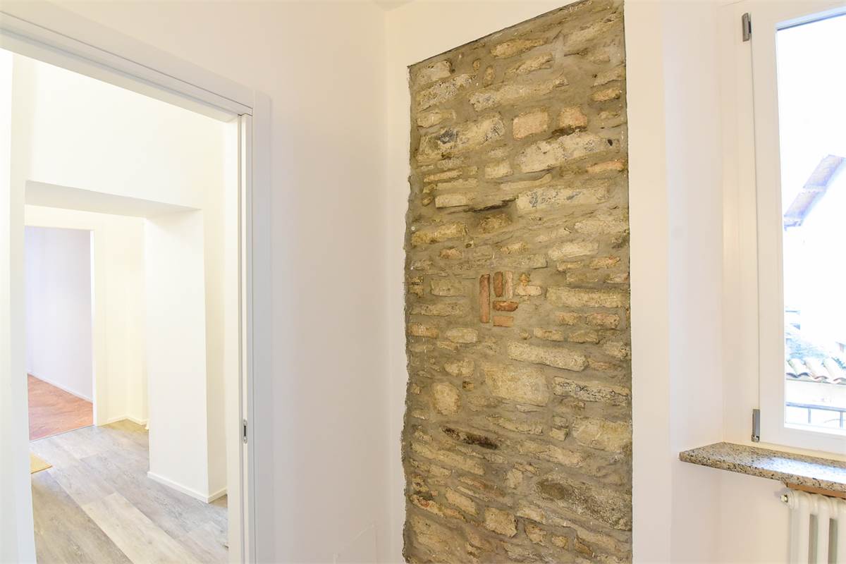 ELEGANTE TRILOCALE RISTRUTTURATO IN CENTRO COMO