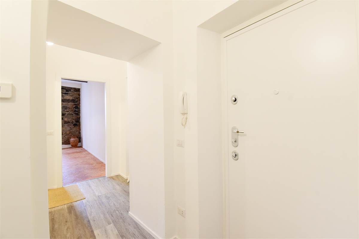 ELEGANTE TRILOCALE RISTRUTTURATO IN CENTRO COMO