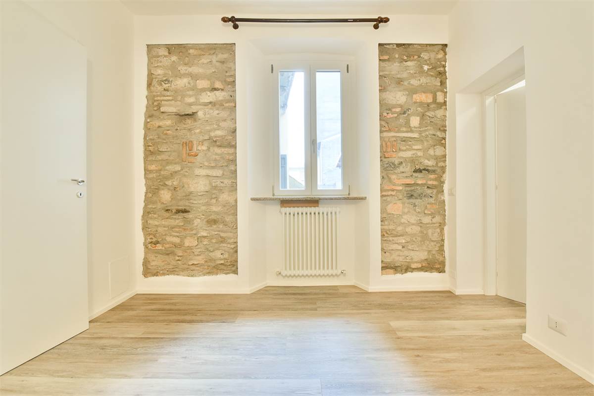 ELEGANTE TRILOCALE RISTRUTTURATO IN CENTRO COMO