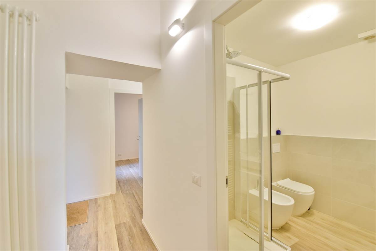 ELEGANTE TRILOCALE RISTRUTTURATO IN CENTRO COMO