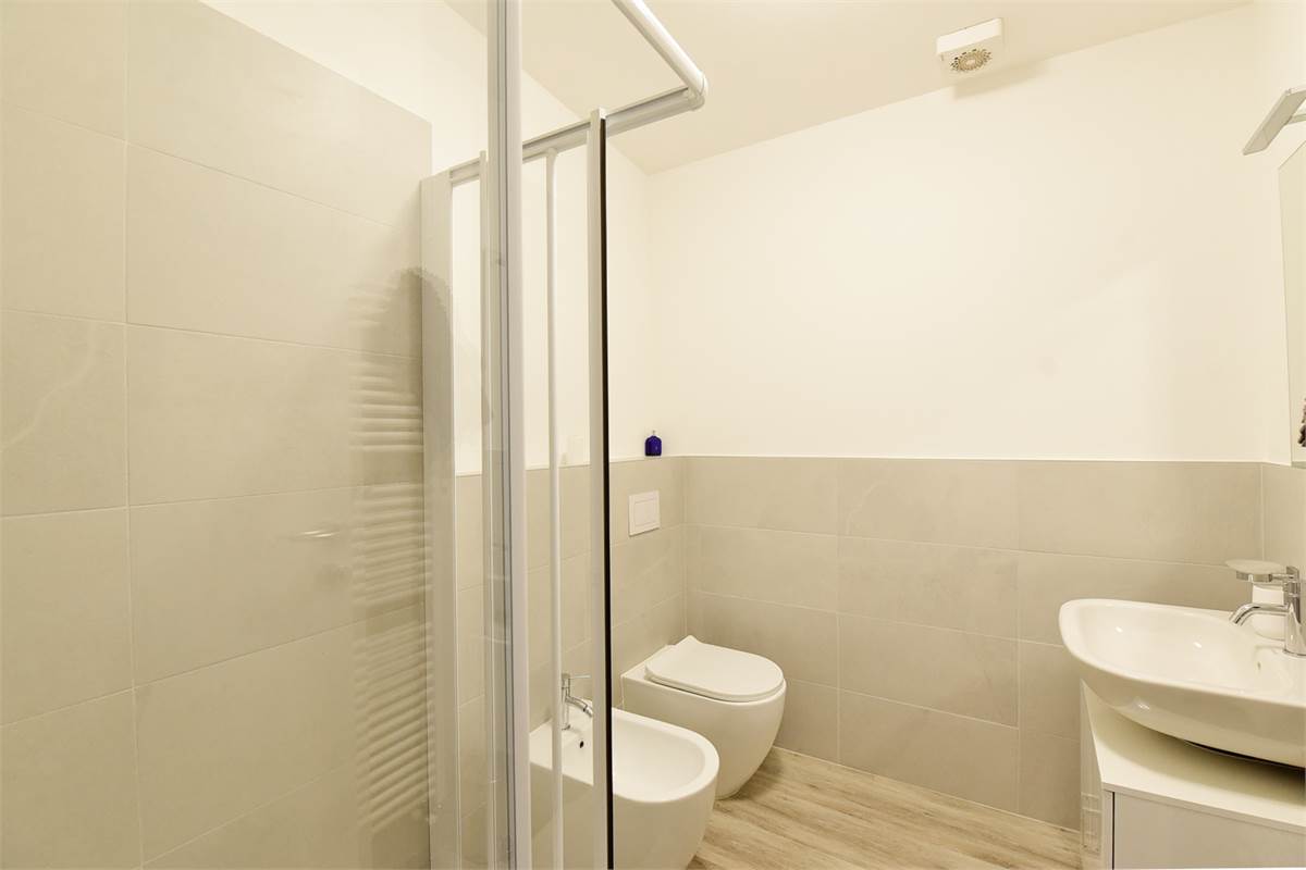 ELEGANTE TRILOCALE RISTRUTTURATO IN CENTRO COMO