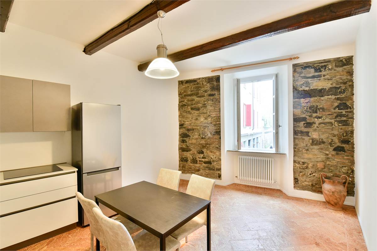 ELEGANTE TRILOCALE RISTRUTTURATO IN CENTRO COMO