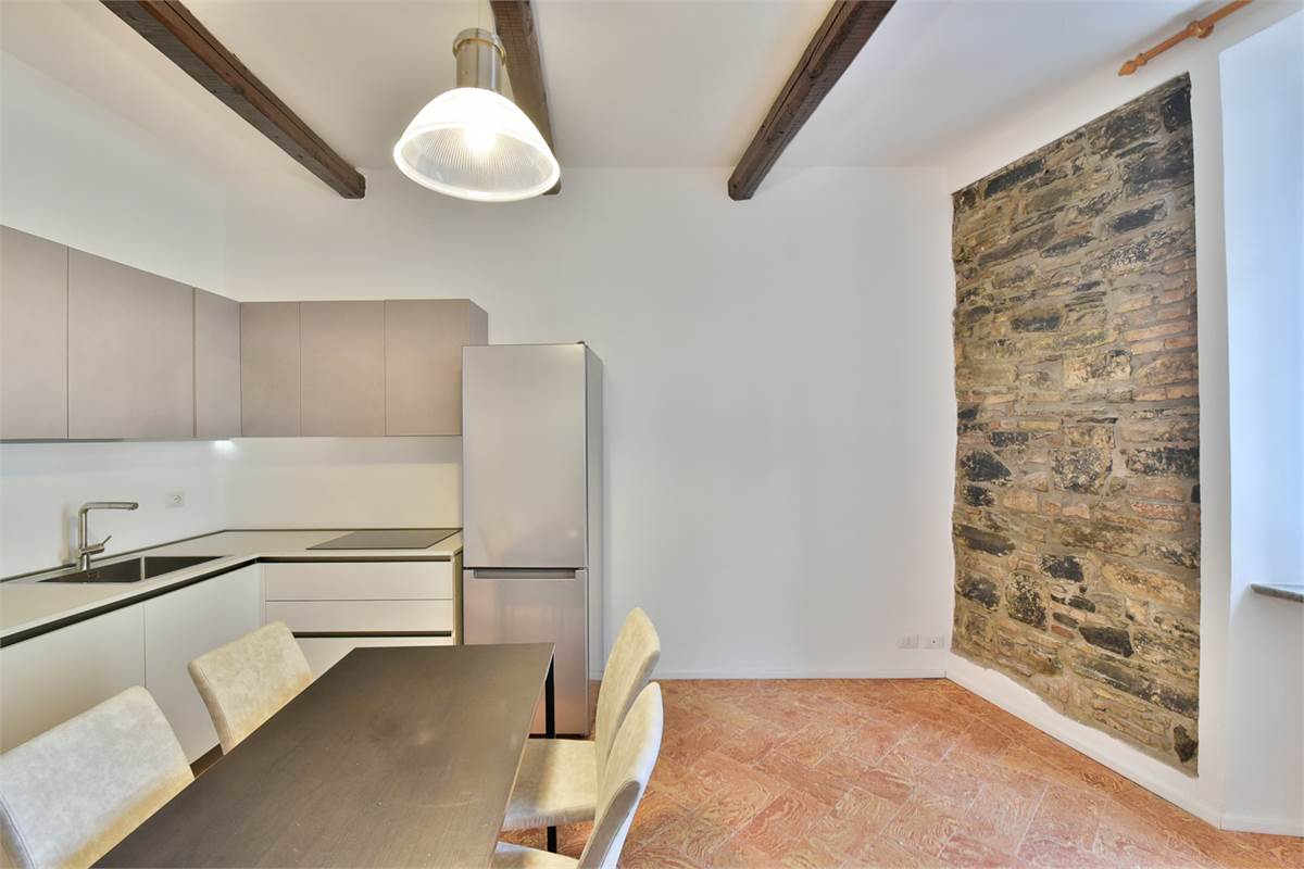 ELEGANTE TRILOCALE RISTRUTTURATO IN CENTRO COMO