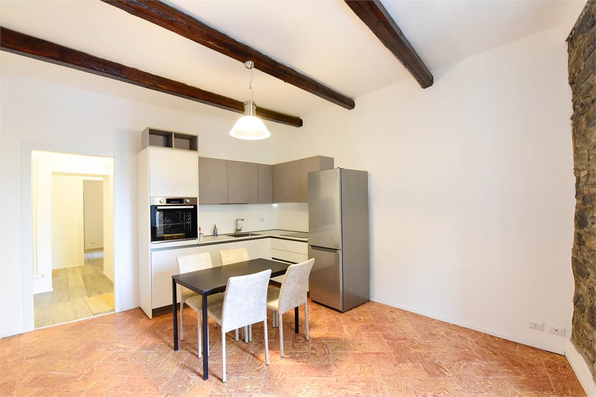 ELEGANTE TRILOCALE RISTRUTTURATO IN CENTRO COMO