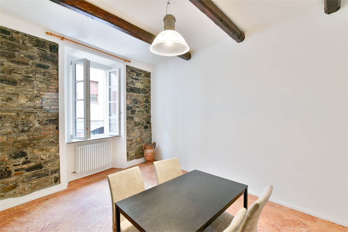 ELEGANTE TRILOCALE RISTRUTTURATO IN CENTRO COMO