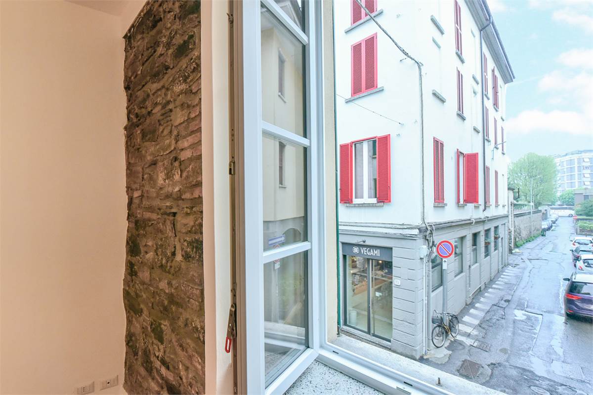 ELEGANTE TRILOCALE RISTRUTTURATO IN CENTRO COMO