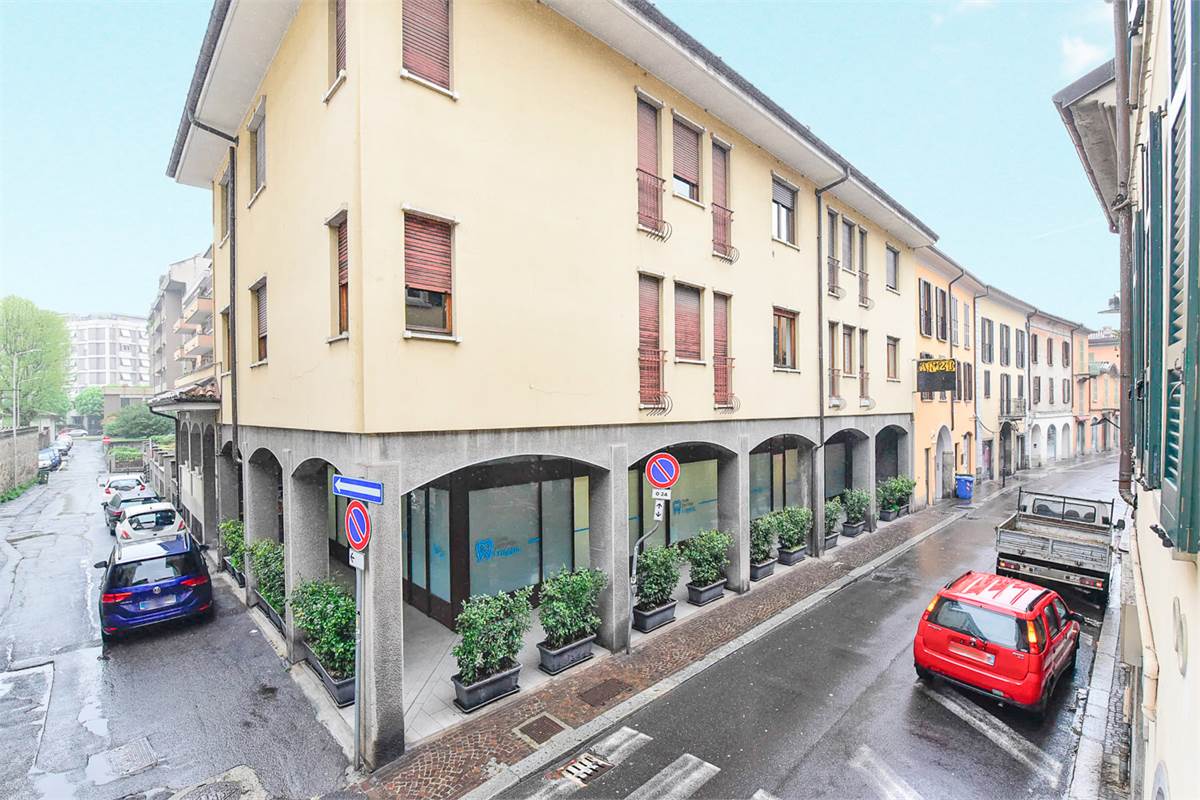 ELEGANTE TRILOCALE RISTRUTTURATO IN CENTRO COMO