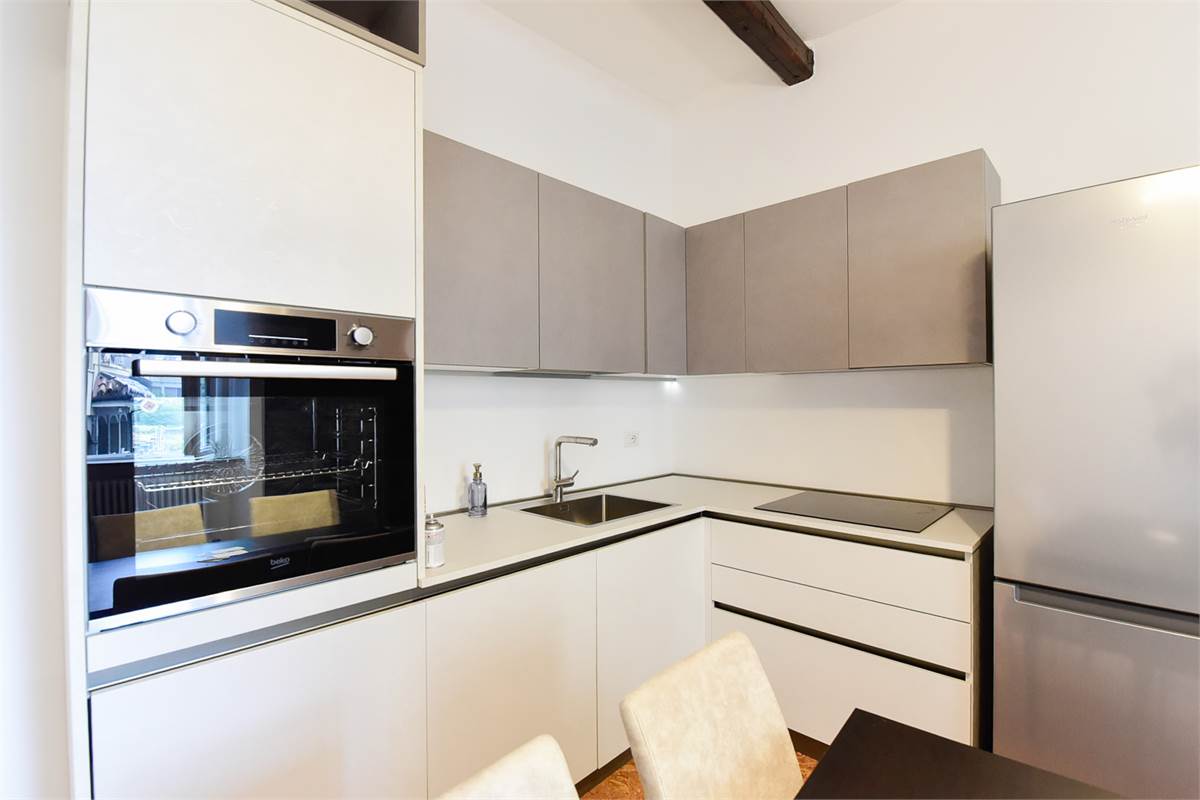 ELEGANTE TRILOCALE RISTRUTTURATO IN CENTRO COMO