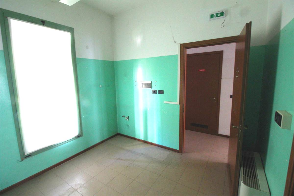 LOCALE COMMERCIALE MULTIFUNZIONALE A CERNOBBIO - DISPONIBILE DA SUBITO