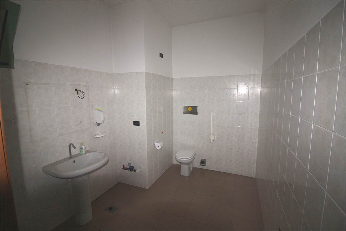 LOCALE COMMERCIALE MULTIFUNZIONALE A CERNOBBIO - DISPONIBILE DA SUBITO