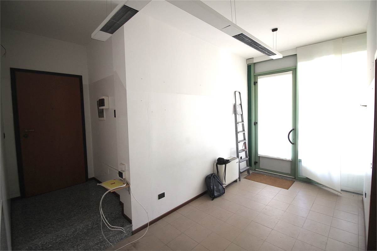 LOCALE COMMERCIALE MULTIFUNZIONALE A CERNOBBIO - DISPONIBILE DA SUBITO
