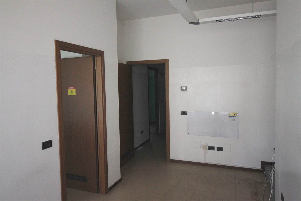 LOCALE COMMERCIALE MULTIFUNZIONALE A CERNOBBIO - DISPONIBILE DA SUBITO