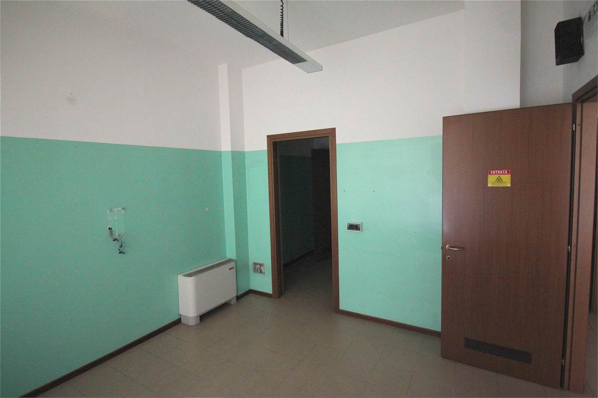 LOCALE COMMERCIALE MULTIFUNZIONALE A CERNOBBIO - DISPONIBILE DA SUBITO