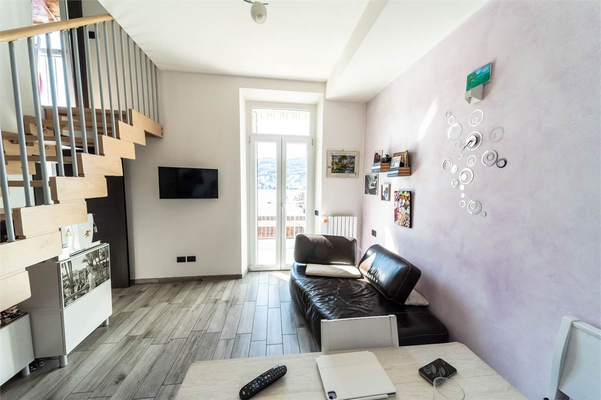 QUADRILOCALE SU DUE LIVELLI CON TERRAZZA VISTA LAGO COMO