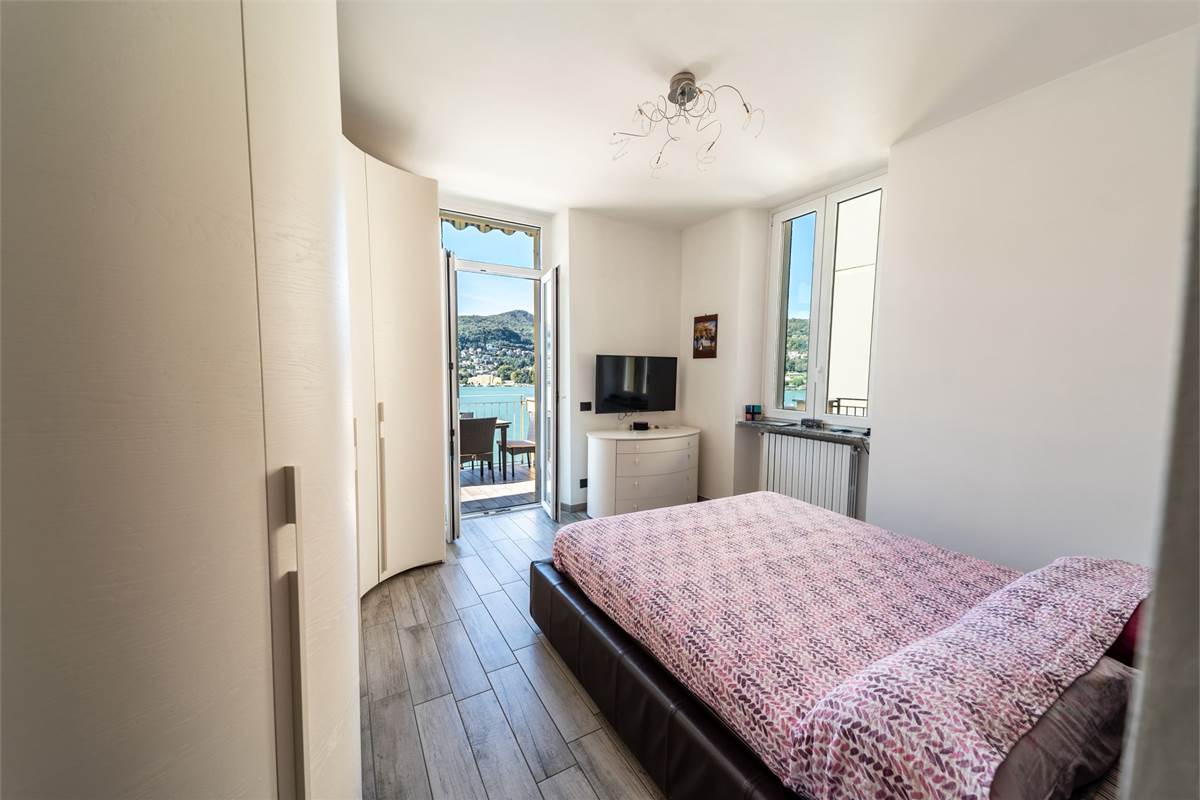 QUADRILOCALE SU DUE LIVELLI CON TERRAZZA VISTA LAGO COMO