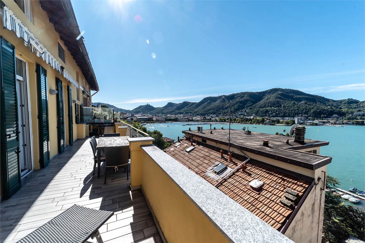 QUADRILOCALE SU DUE LIVELLI CON TERRAZZA VISTA LAGO COMO