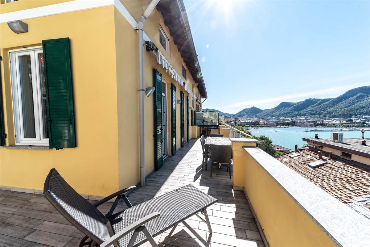 QUADRILOCALE SU DUE LIVELLI CON TERRAZZA VISTA LAGO COMO