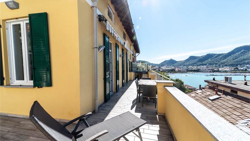 QUADRILOCALE SU DUE LIVELLI CON TERRAZZA VISTA LAGO COMO