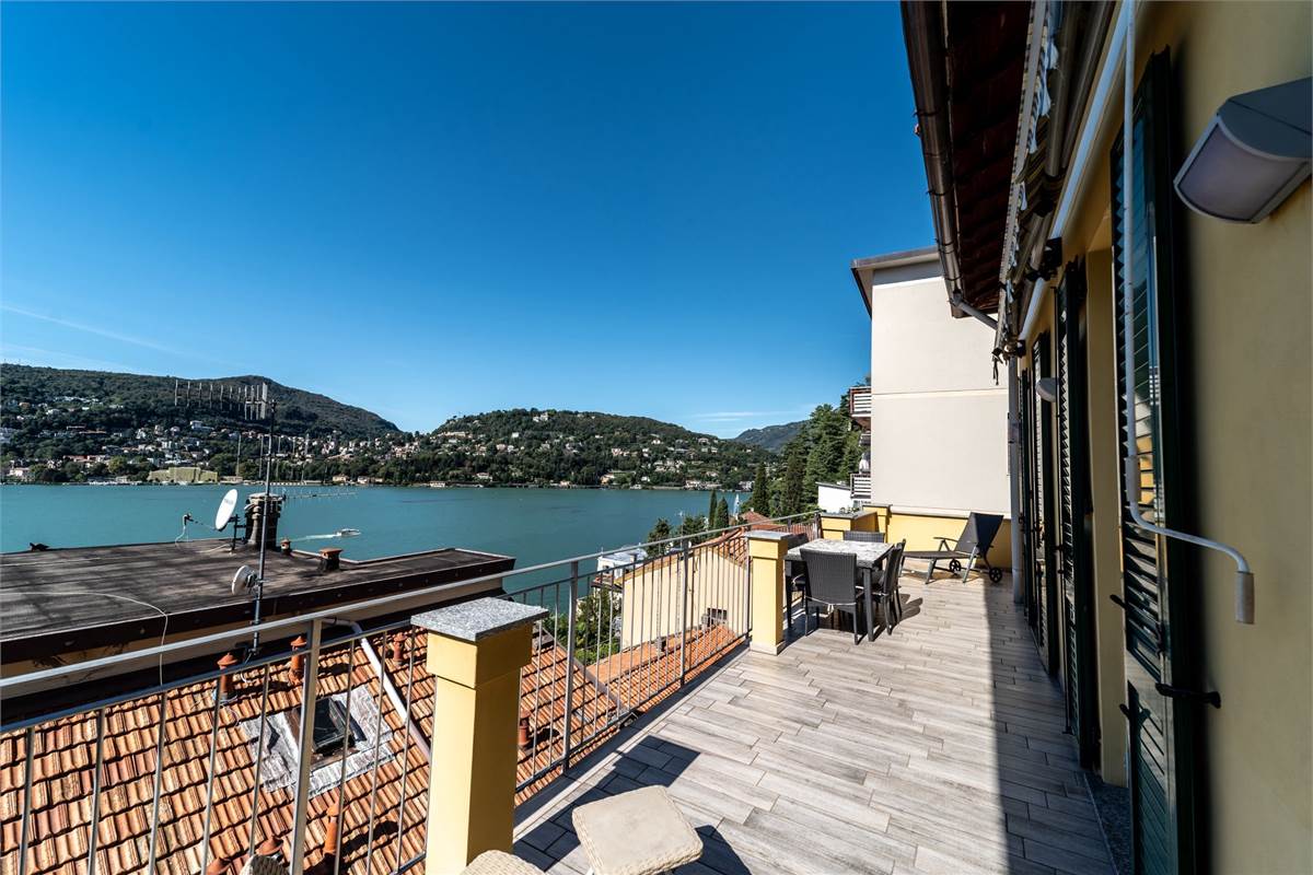 QUADRILOCALE SU DUE LIVELLI CON TERRAZZA VISTA LAGO COMO