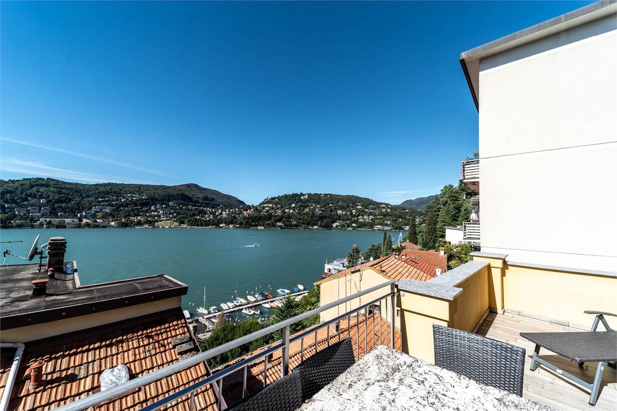 QUADRILOCALE SU DUE LIVELLI CON TERRAZZA VISTA LAGO COMO