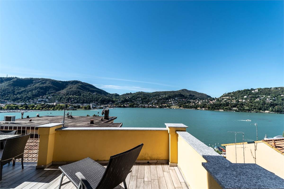 QUADRILOCALE SU DUE LIVELLI CON TERRAZZA VISTA LAGO COMO
