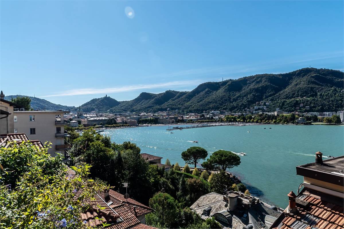 QUADRILOCALE SU DUE LIVELLI CON TERRAZZA VISTA LAGO COMO