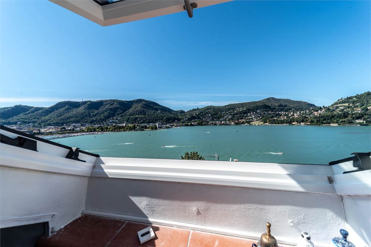 QUADRILOCALE SU DUE LIVELLI CON TERRAZZA VISTA LAGO COMO
