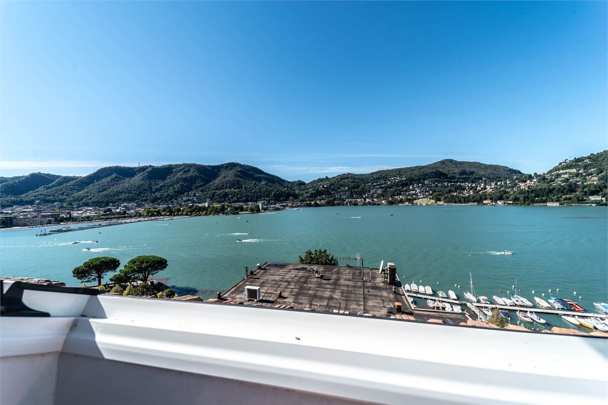 QUADRILOCALE SU DUE LIVELLI CON TERRAZZA VISTA LAGO COMO