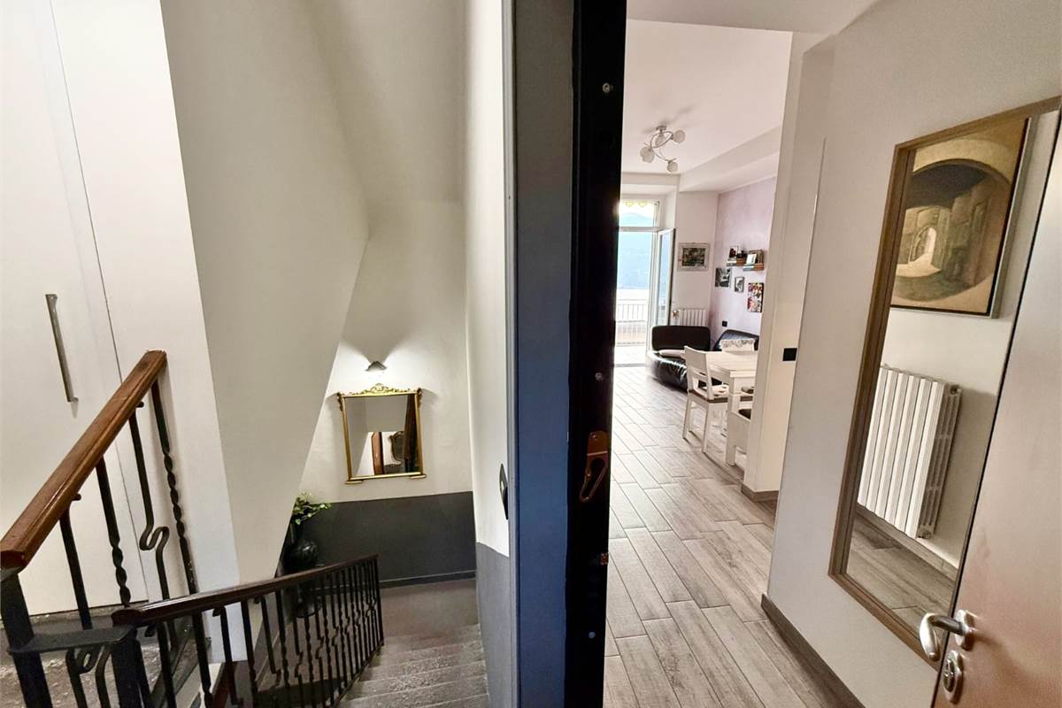 QUADRILOCALE SU DUE LIVELLI CON TERRAZZA VISTA LAGO COMO