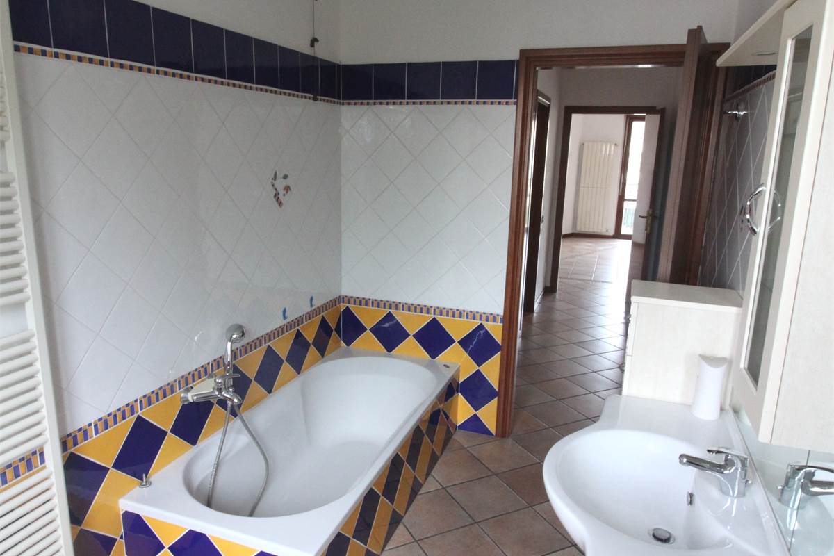 AMPIO QUADRILOCALE CON BOX DOPPIO - VILLA GUARDIA
