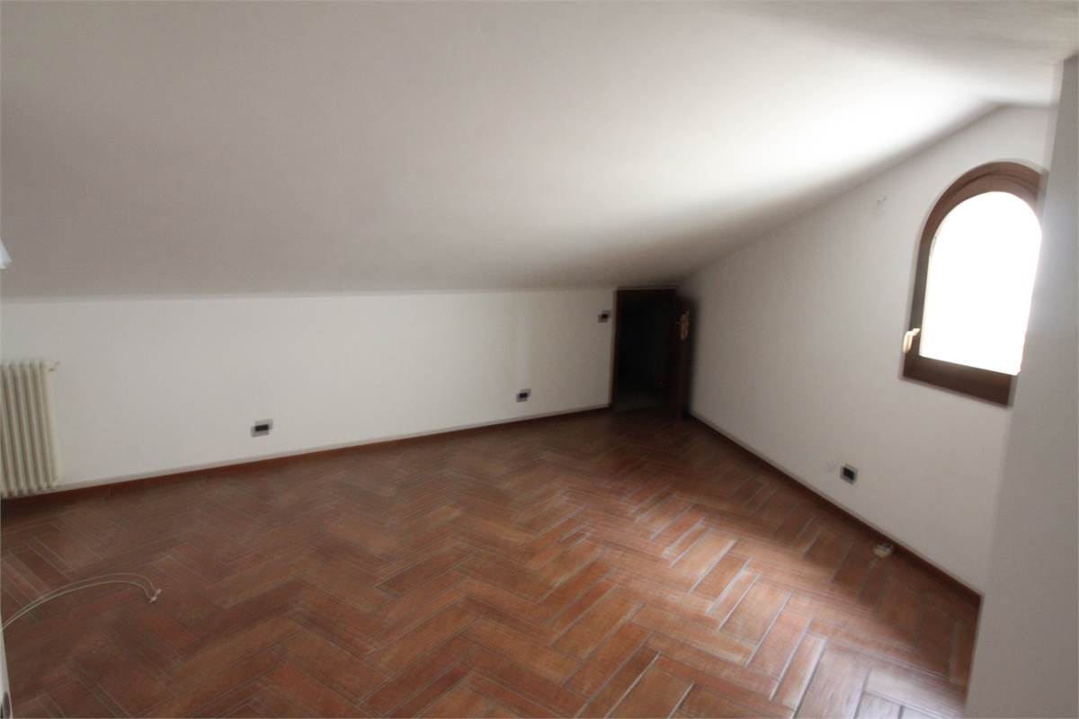 AMPIO QUADRILOCALE CON BOX DOPPIO - VILLA GUARDIA