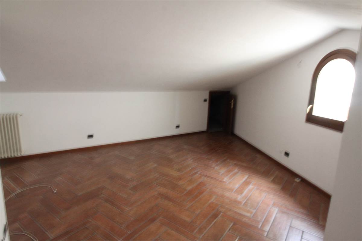 AMPIO QUADRILOCALE CON BOX DOPPIO - VILLA GUARDIA