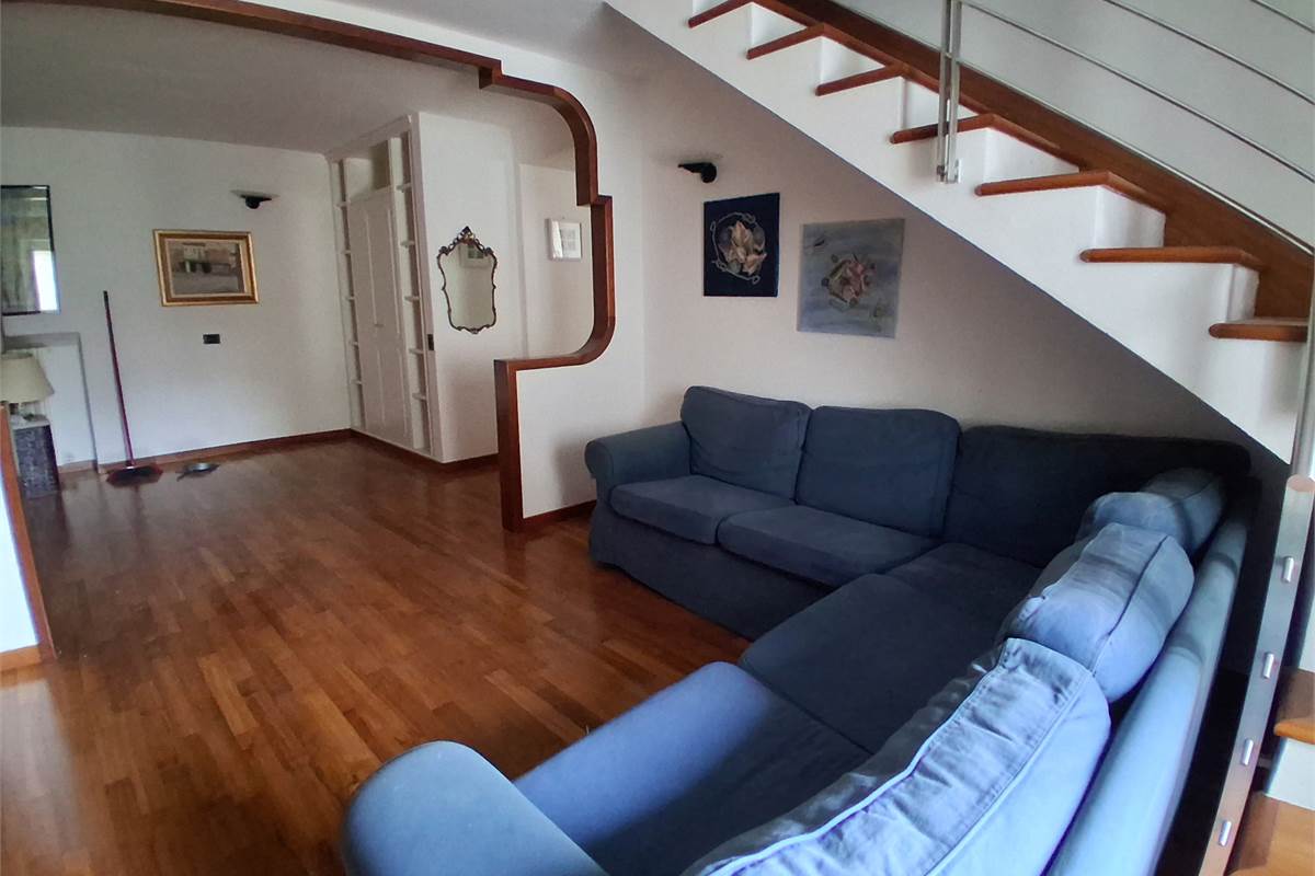 PORZIONE DI CASA CIELO TERRA CON TRIPLO BOX -ROVENNA -CERNOBBIO