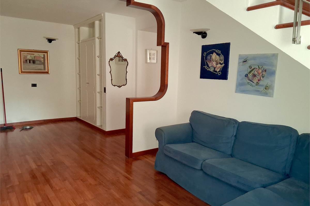 PORZIONE DI CASA CIELO TERRA CON TRIPLO BOX -ROVENNA -CERNOBBIO
