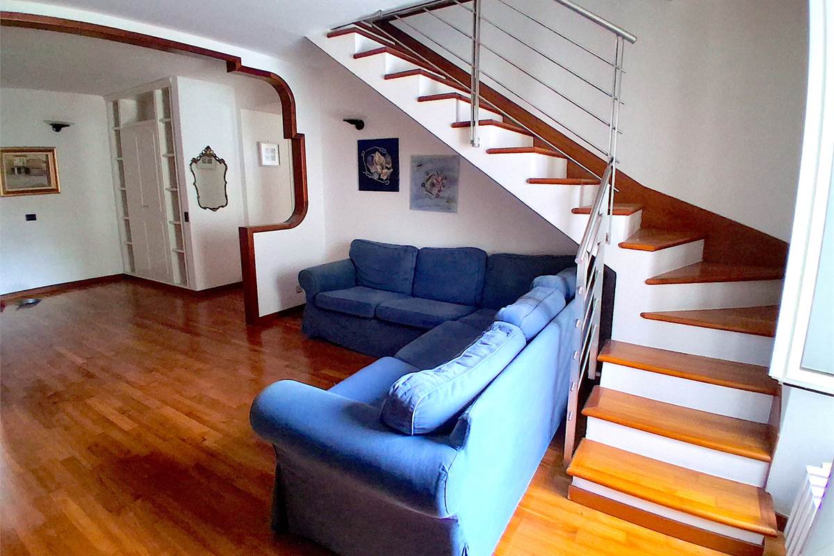 PORZIONE DI CASA CIELO TERRA CON TRIPLO BOX -ROVENNA -CERNOBBIO
