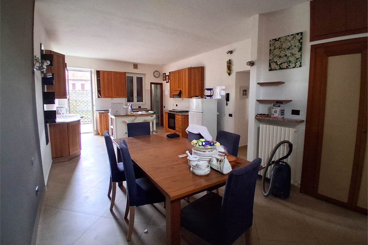 PORZIONE DI CASA CIELO TERRA CON TRIPLO BOX -ROVENNA -CERNOBBIO