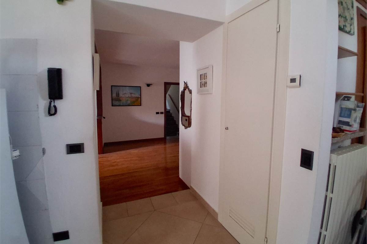 PORZIONE DI CASA CIELO TERRA CON TRIPLO BOX -ROVENNA -CERNOBBIO
