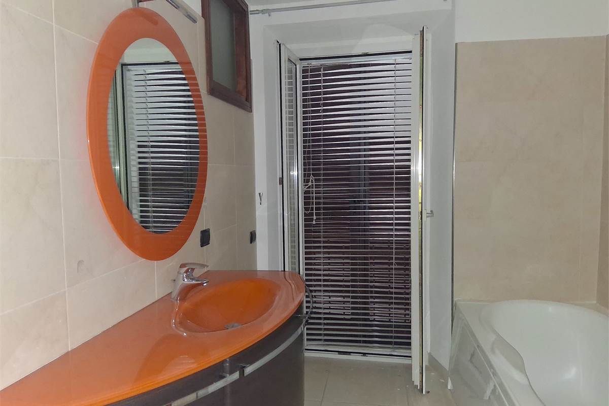 PORZIONE DI CASA CIELO TERRA CON TRIPLO BOX -ROVENNA -CERNOBBIO