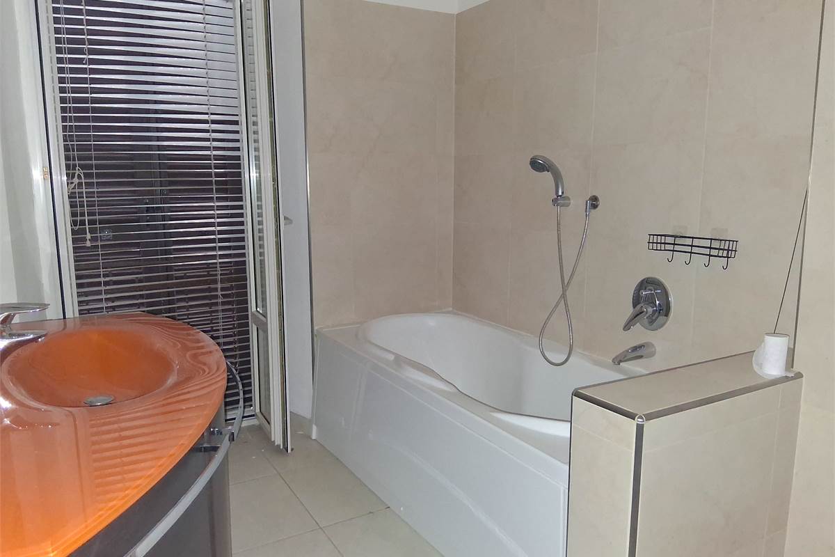 PORZIONE DI CASA CIELO TERRA CON TRIPLO BOX -ROVENNA -CERNOBBIO