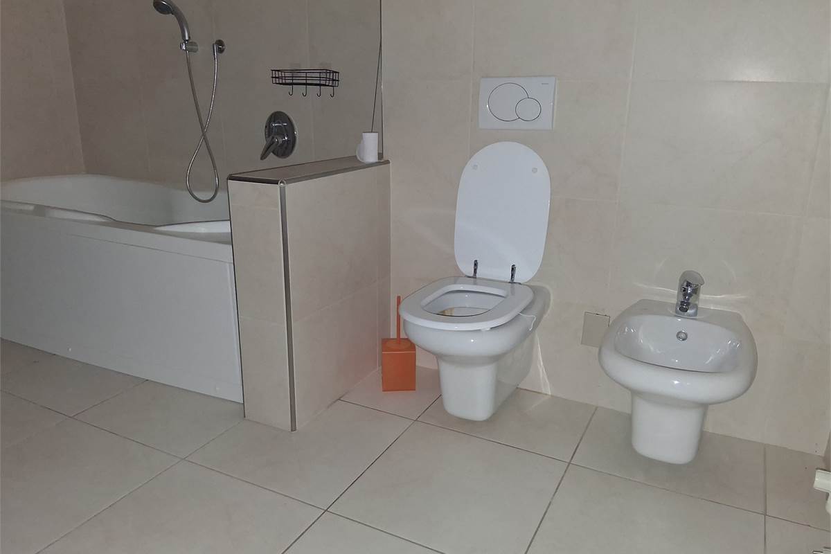 PORZIONE DI CASA CIELO TERRA CON TRIPLO BOX -ROVENNA -CERNOBBIO
