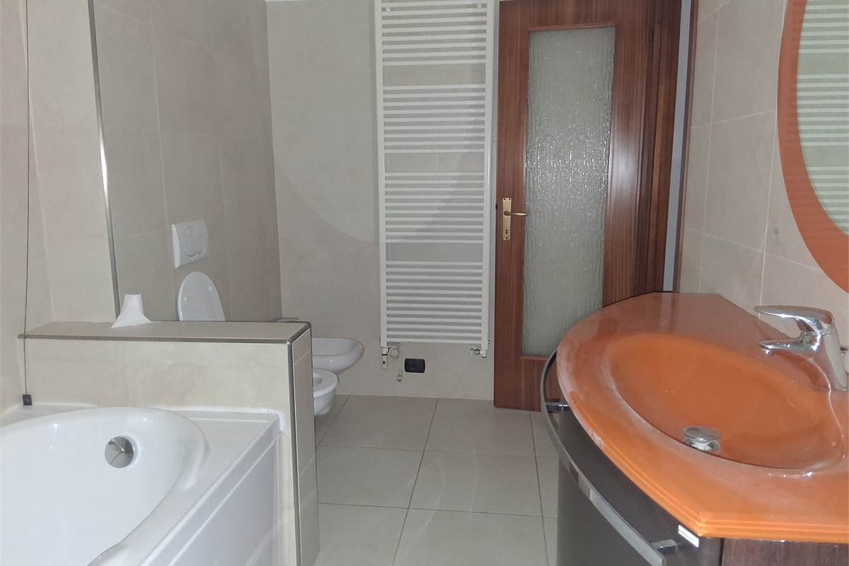 PORZIONE DI CASA CIELO TERRA CON TRIPLO BOX -ROVENNA -CERNOBBIO