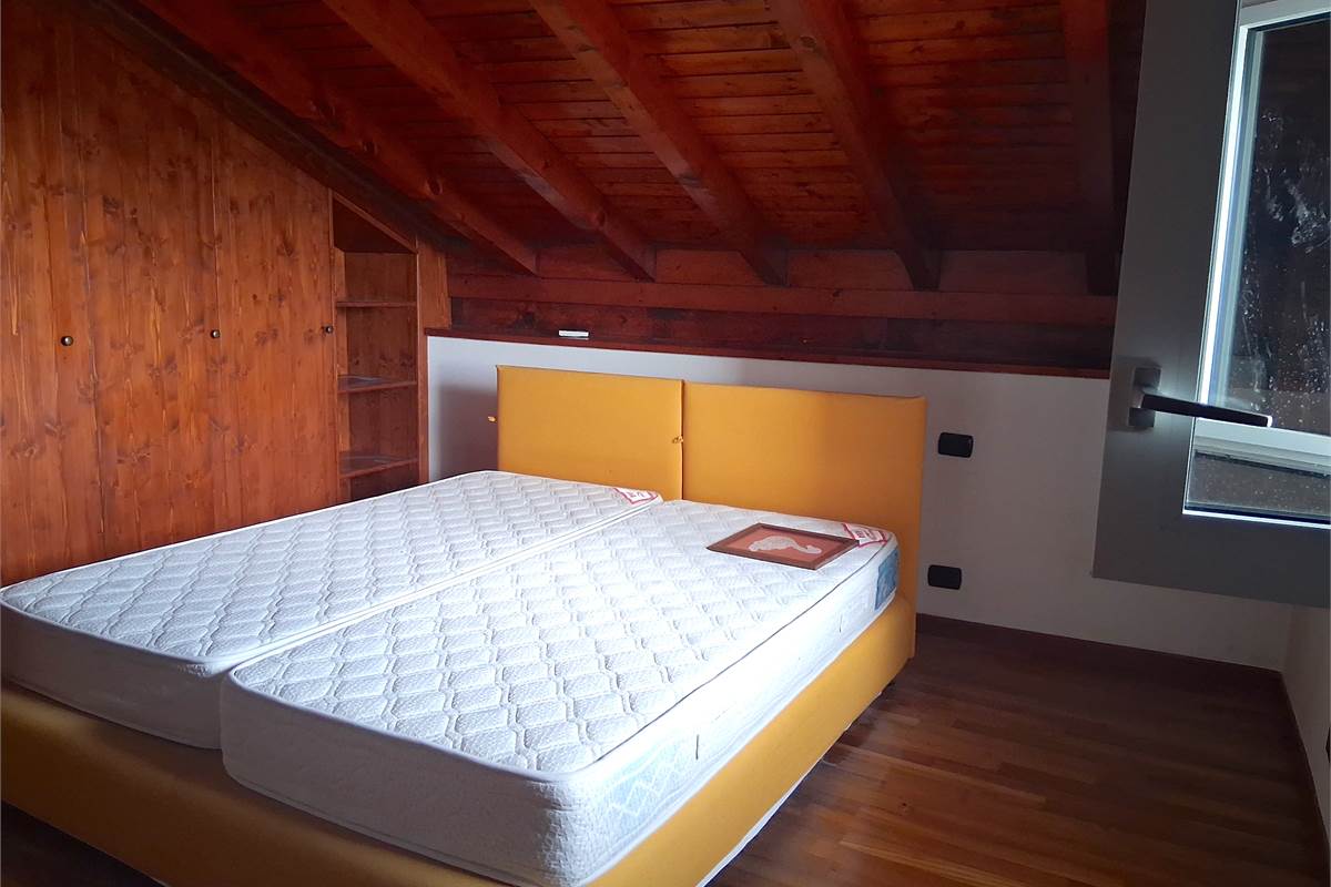 PORZIONE DI CASA CIELO TERRA CON TRIPLO BOX -ROVENNA -CERNOBBIO