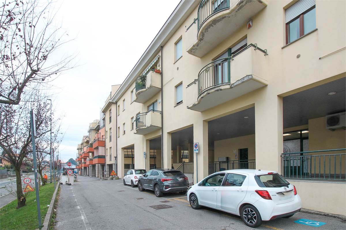 AMPIO QUADRILOCALE CON BOX DOPPIO - VILLA GUARDIA