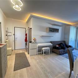 AMPIO E LUMINOSO TRILOCALE CON BALCONI E BOX