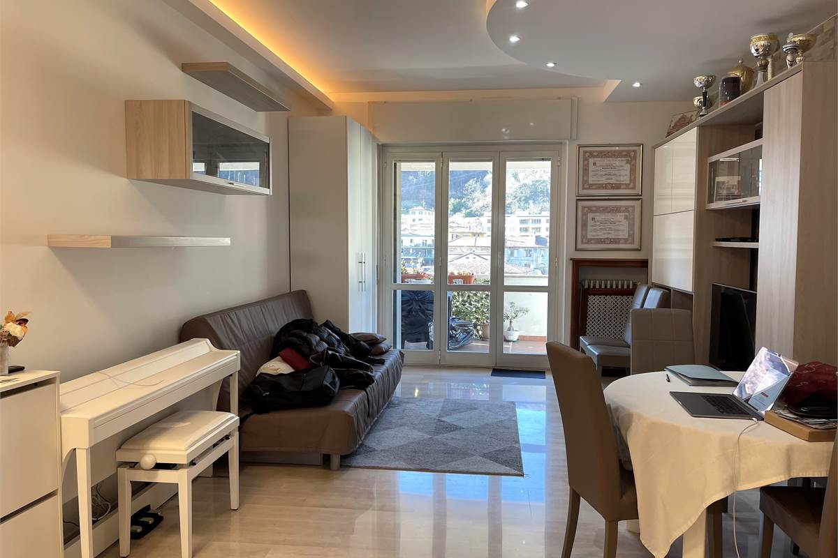 AMPIO E LUMINOSO TRILOCALE CON BALCONI E BOX