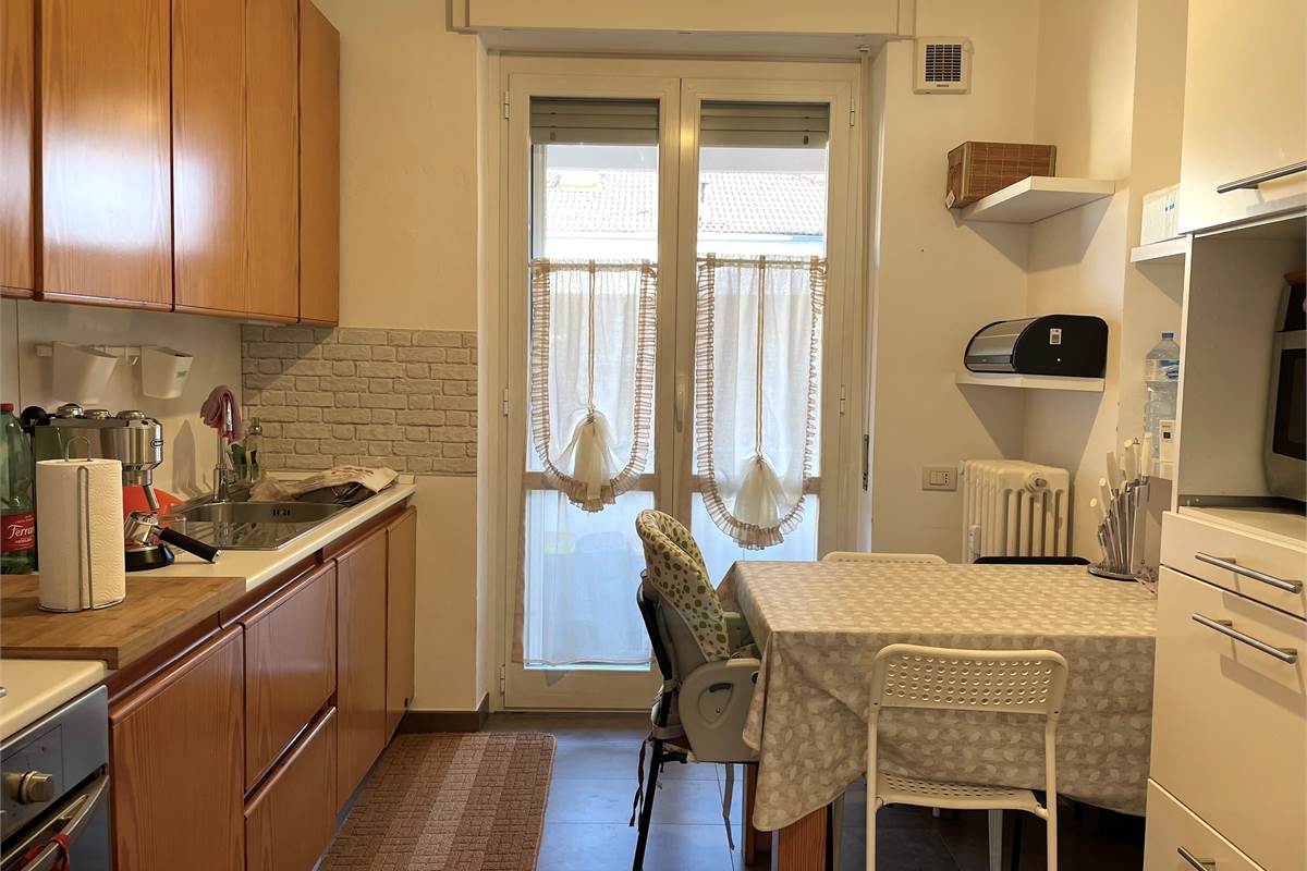 AMPIO E LUMINOSO TRILOCALE CON BALCONI E BOX