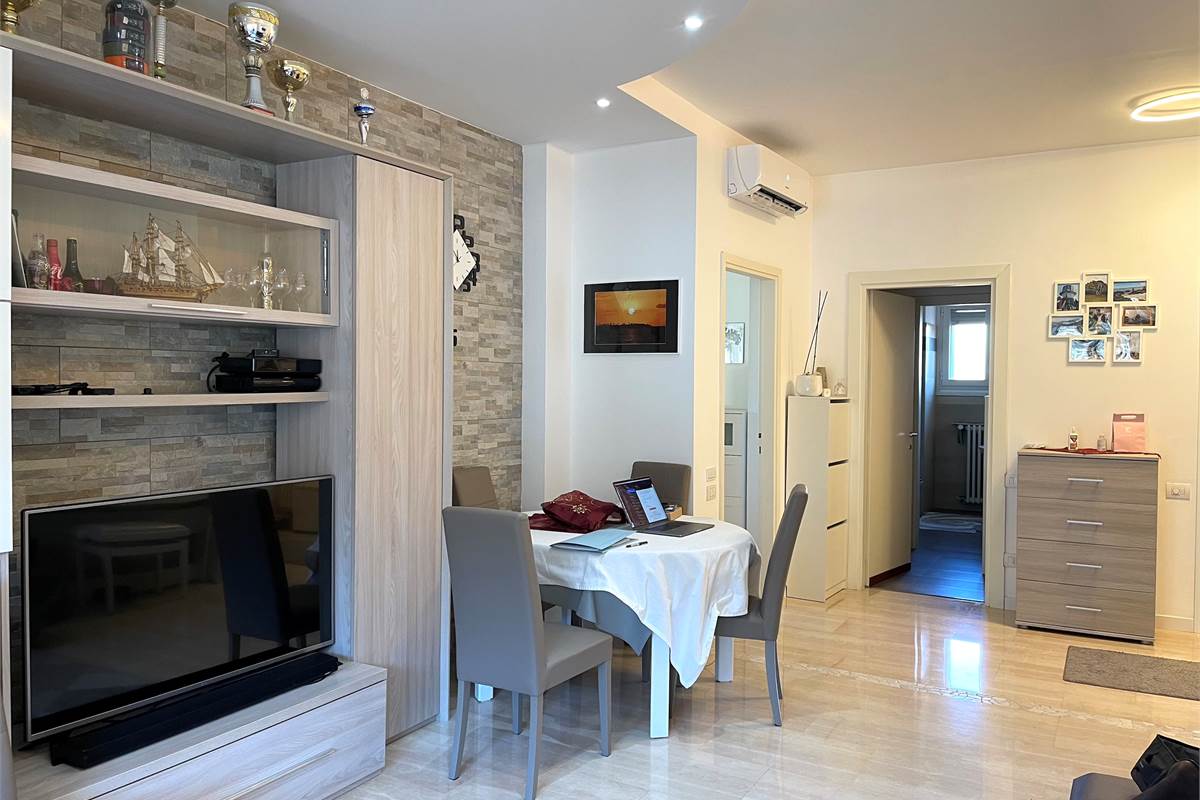 AMPIO E LUMINOSO TRILOCALE CON BALCONI E BOX