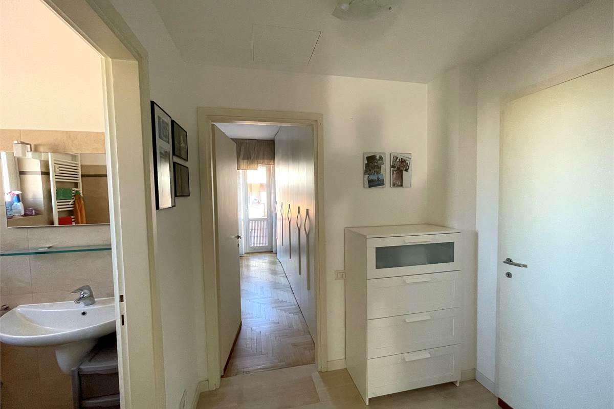 AMPIO E LUMINOSO TRILOCALE CON BALCONI E BOX