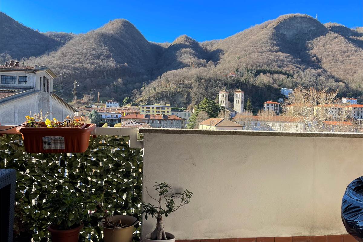 AMPIO E LUMINOSO TRILOCALE CON BALCONI E BOX