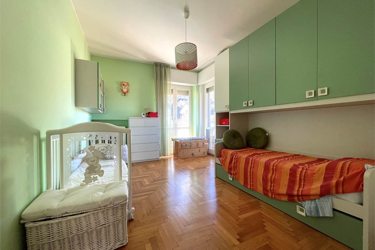 AMPIO E LUMINOSO TRILOCALE CON BALCONI E BOX